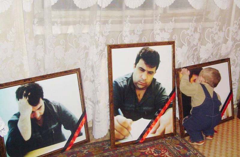 Fayl:Aslan atası Elmar Hüseynovun fotosunu öpür.jpg