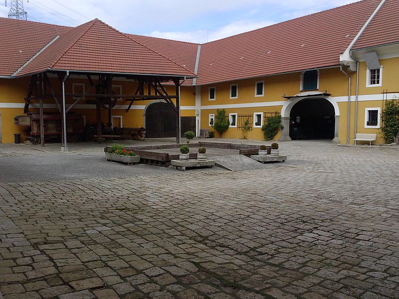 Datei:Innenhof des Sumerauerhof, mit Göplhütte.jpg