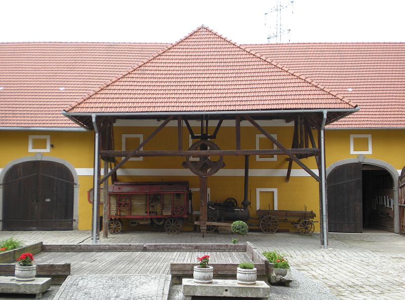 Datei:Summerauerhof, Blick auf die Göpelhütte, Freilichtmuseeum der Oberösterreichischen Landesmuseen.JPG