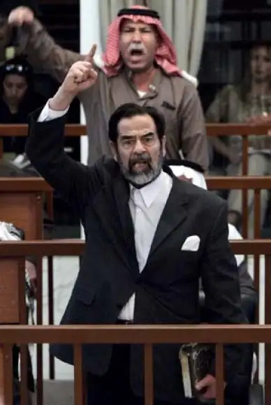 پەڕگە:Saddam-hussein-und-sein.jpg.webp