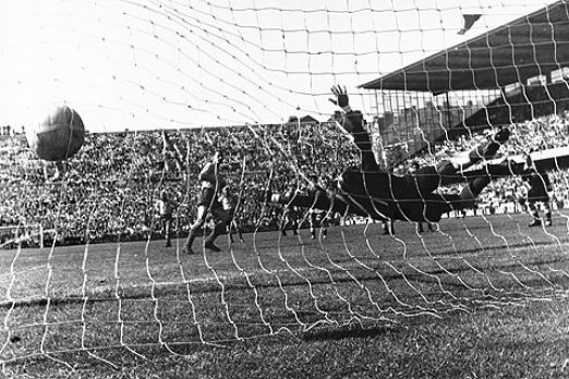 Datei:Liedholm goal Sweden vs Mexico WC 1958.jpg