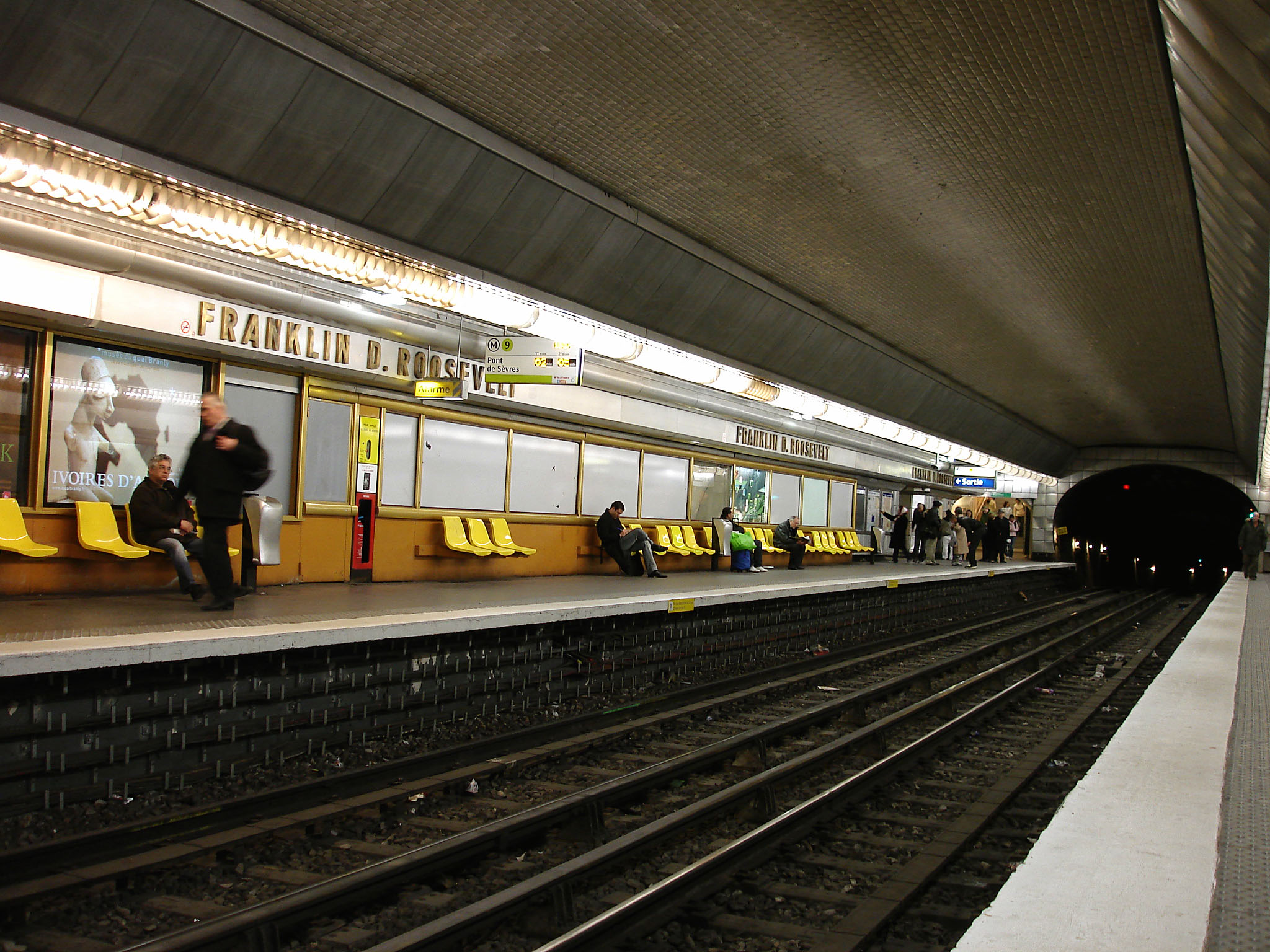 File:Metro Paris - Ligne 9 - station Franklin D. Roosevelt 02.jpg