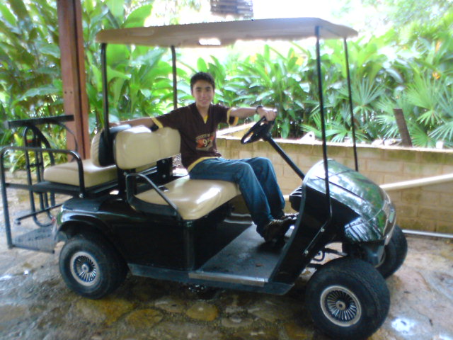 FileYo en un carro de golfJPG No higher resolution available