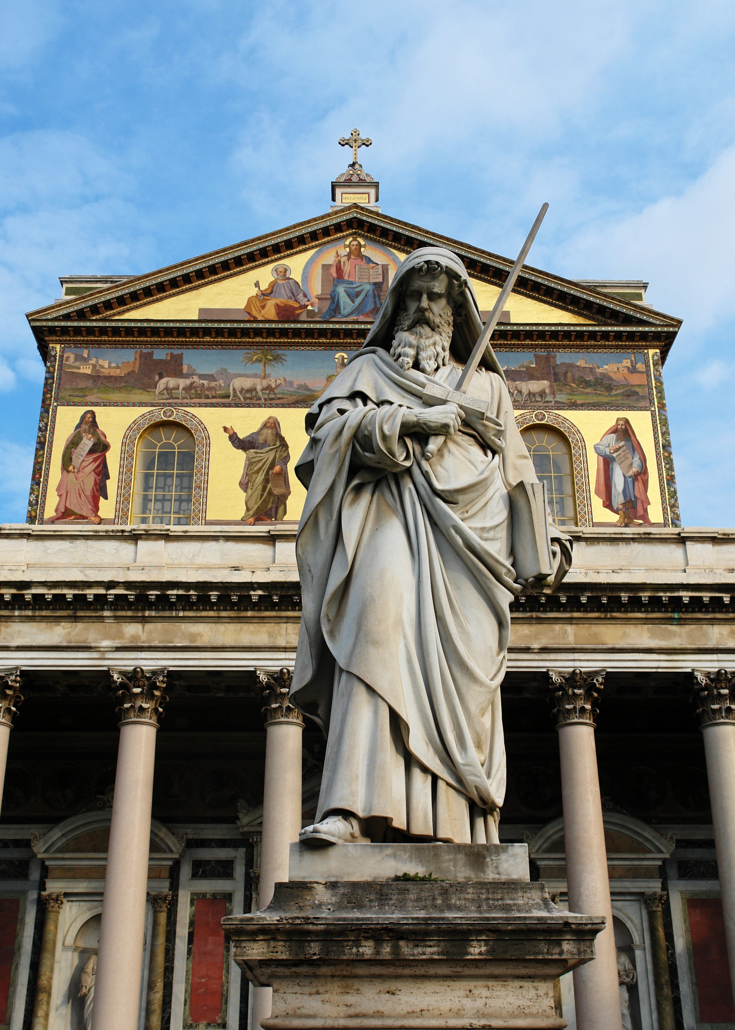 Statue de Saint Paul , la basilique de Saint -Paul-hors -les-Murs dans images sacrée Front_of_the_Basilica_of_Saint_Paul_Outside_the_Walls_-_Roma_-_Italy