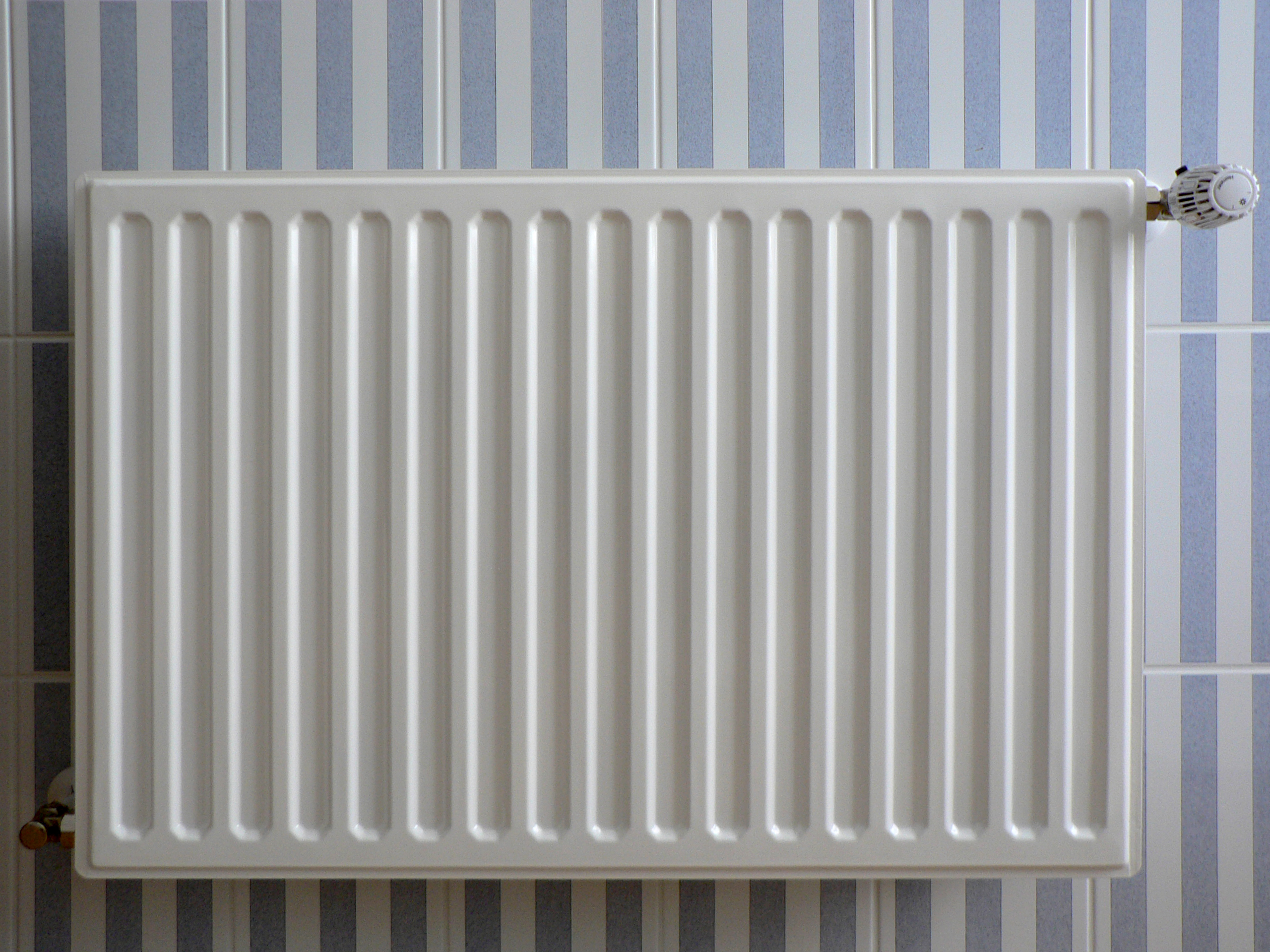 File:Radiator op blauw-wit-gestreepte tegels.JPG - Wikimedia Commons