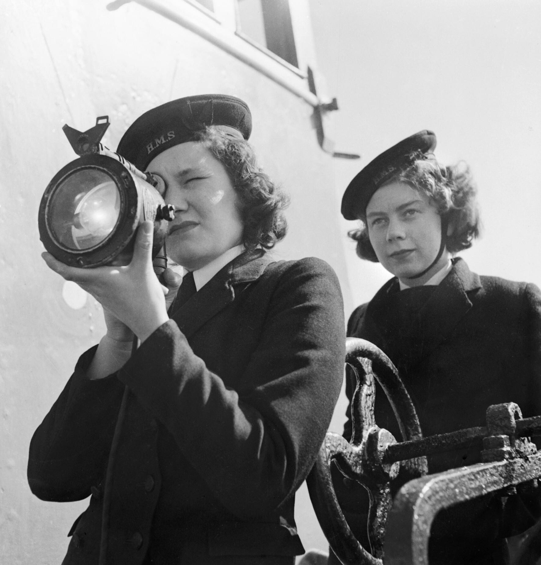 A_Wren_transmitting_messages_using_an_Aldis_lamp_in_1944._D19088.jpg