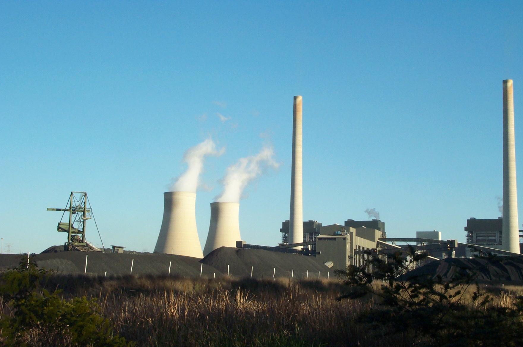File:Bayswater Power Station with coal.jpg - Wikipedia