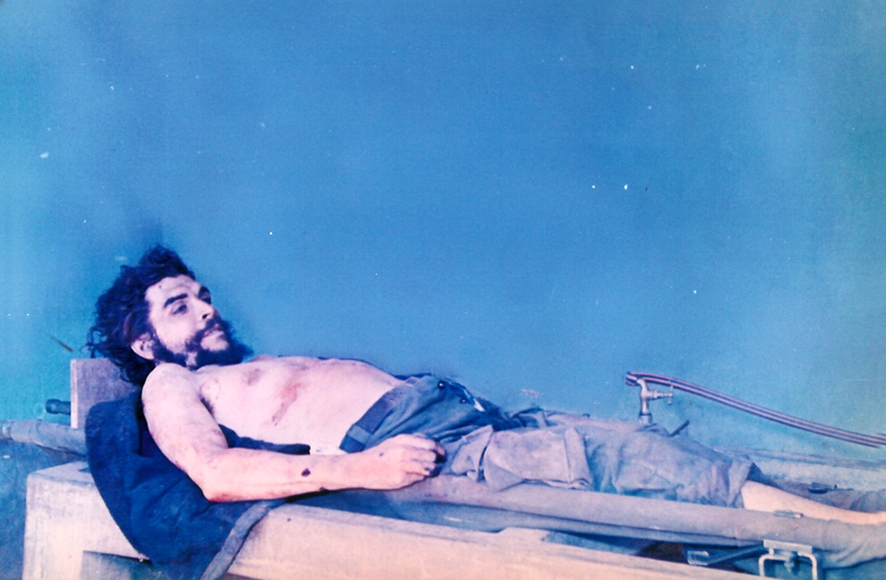 The corpse of Che Guevara, on display for the press the day after