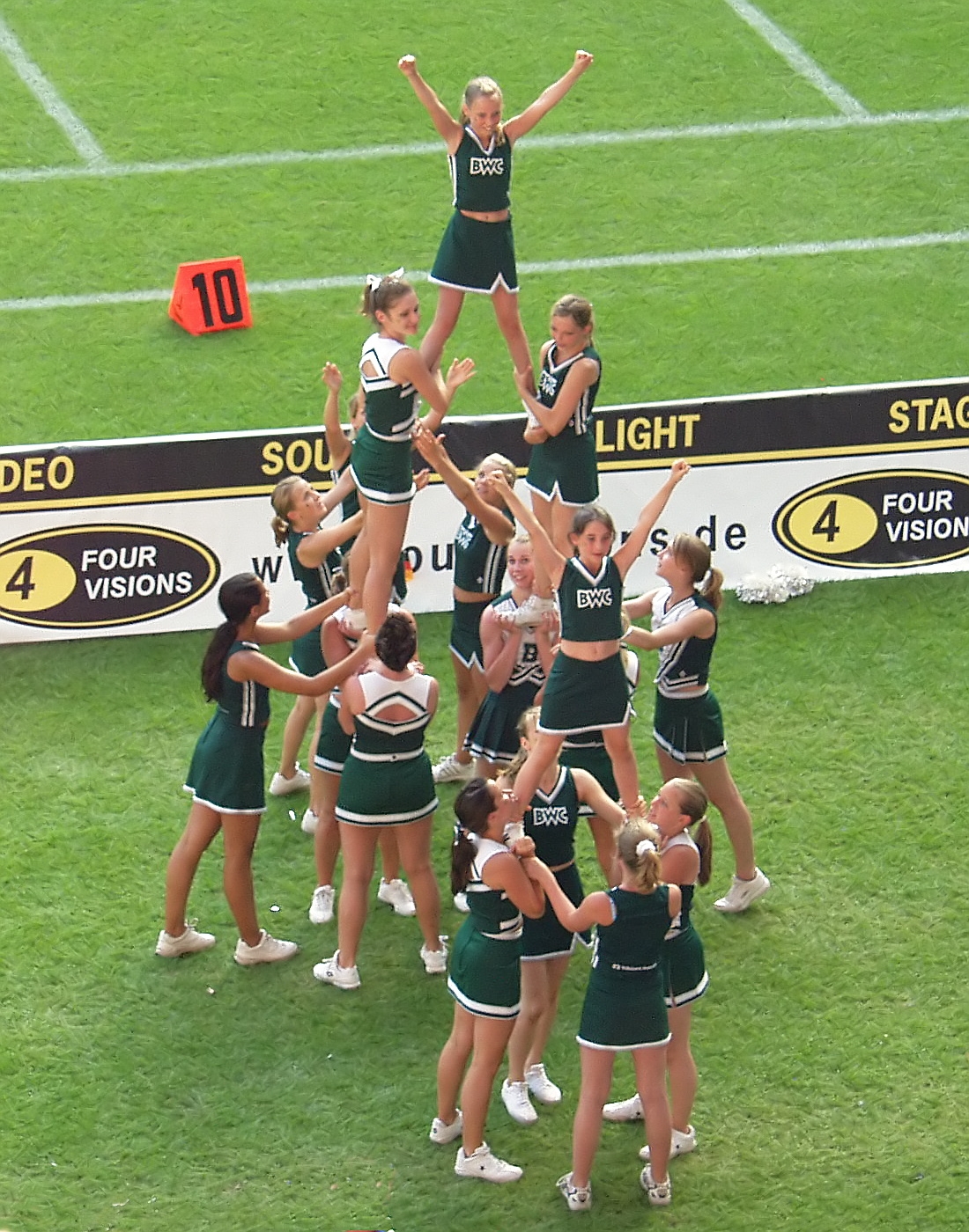 File:Cheerleaders - American Football - World Games Duisburg 2005 (2533).jpg