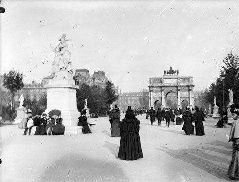 Le groupe en marbre installé au jardin des Tuileries en 1894, enlevé en 1933.