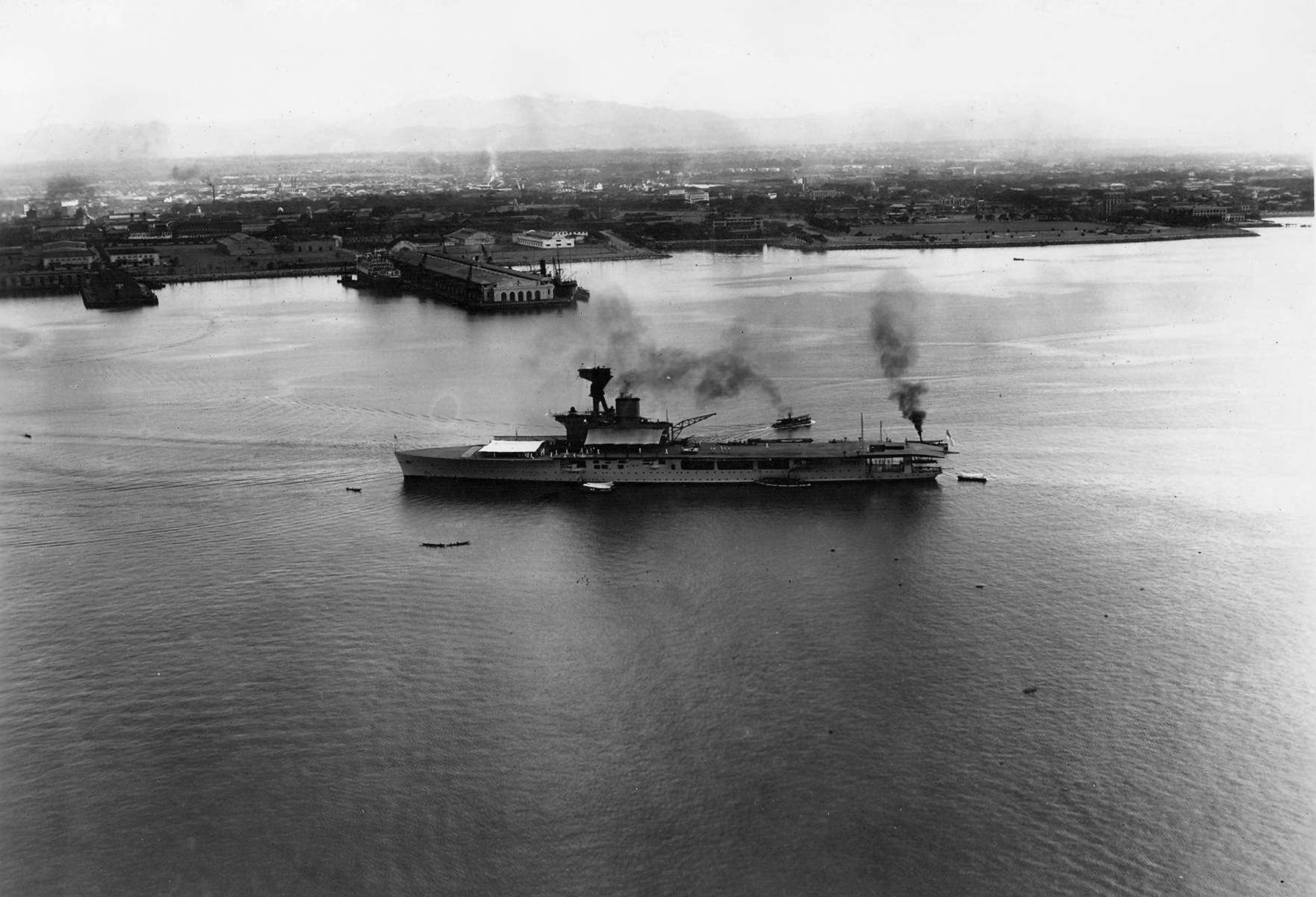 HMS Hermes (95) at Pearl Harbor c1924.jpeg