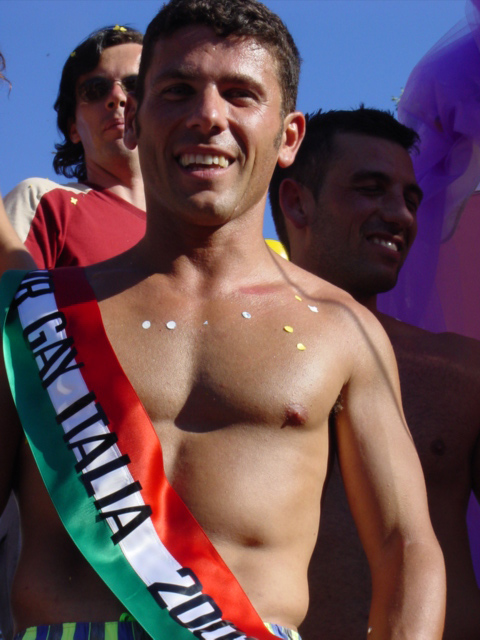 Mister_Gay_Italia_al_Gay_Pride_di_Bari,_2003.jpg