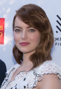 Papeles:Emma Stone (30116702391) (cropped 2).jpg