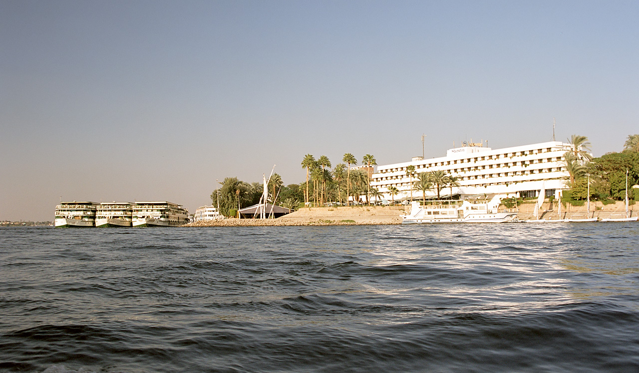 الاقصــر بلدنا بلد سواااح فيها الاجانب بتتفسح .... ههههههههههه خش عليه ... Luxor,_Nile,_Sheraton,_Egypt,_Oct_2004