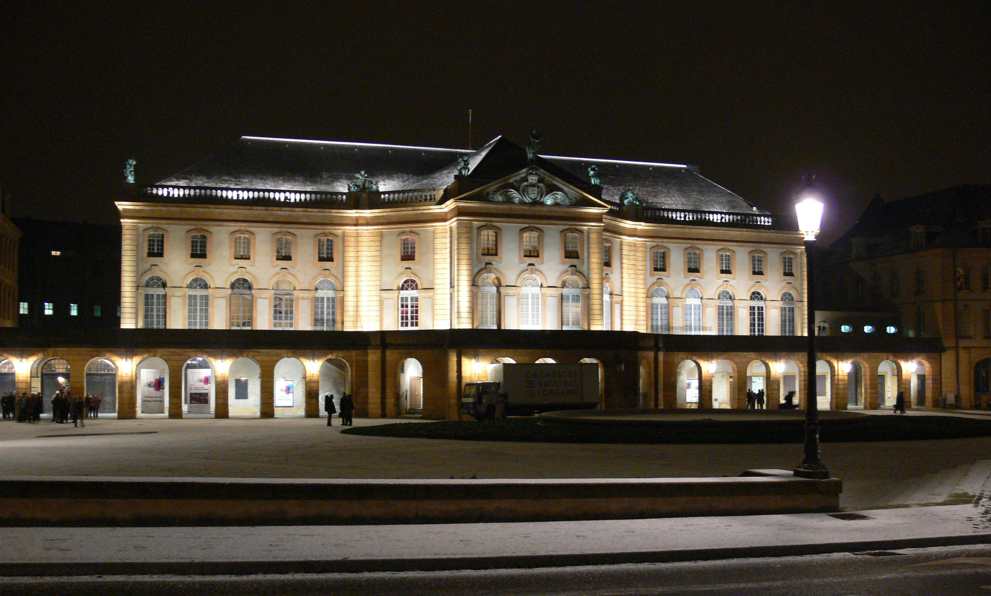 http://upload.wikimedia.org/wikipedia/commons/0/04/Metz_Theatre_nuit.jpg
