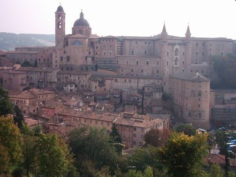 File:Panorama Urbino.jpg