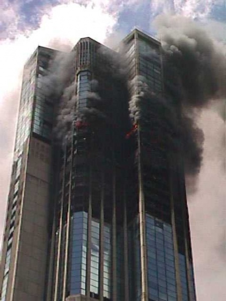 Complejo Parque Central incendiado.