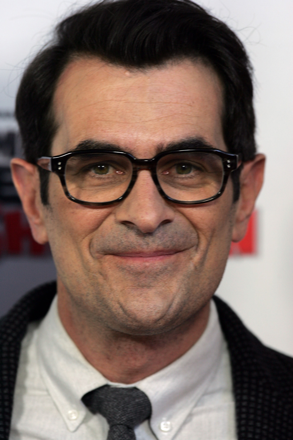 http://upload.wikimedia.org/wikipedia/commons/0/05/Ty_Burrell_2014.jpg