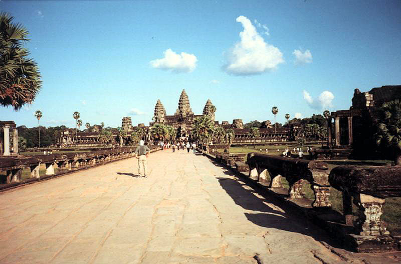 Tập tin:Angkor Wat from causeway.jpg