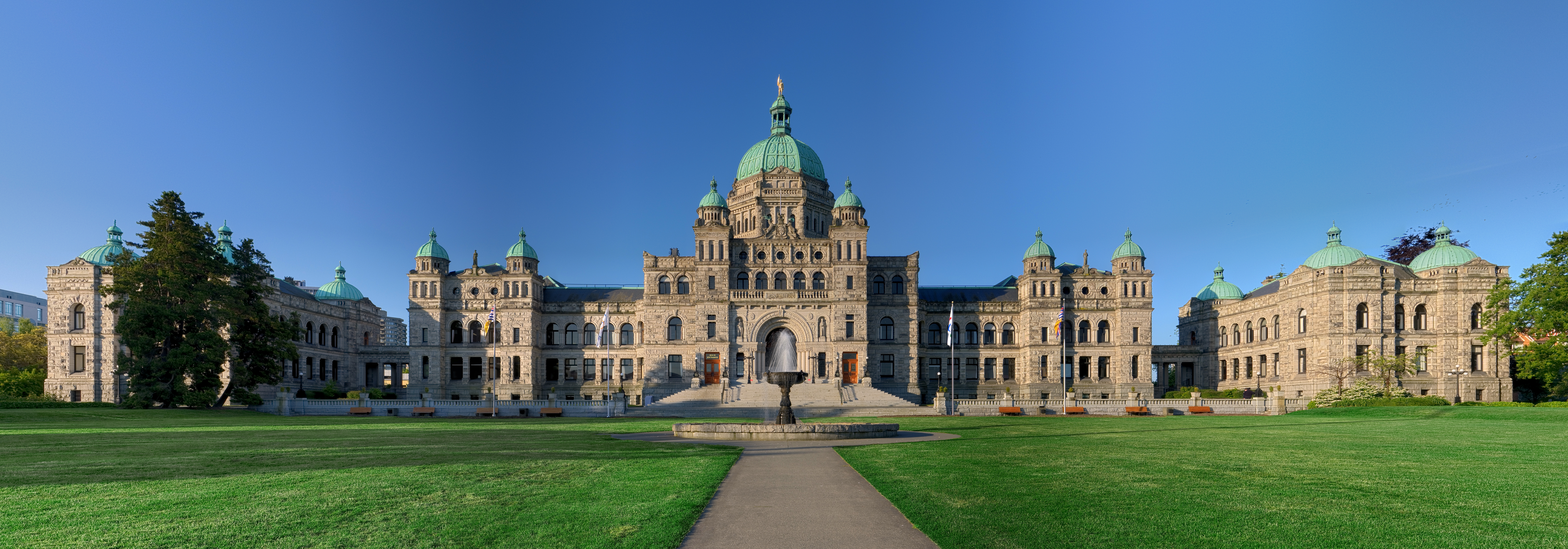 Pemandangan dari hadapan Bangunan Parlimen British Columbia di Victoria, British Columbia