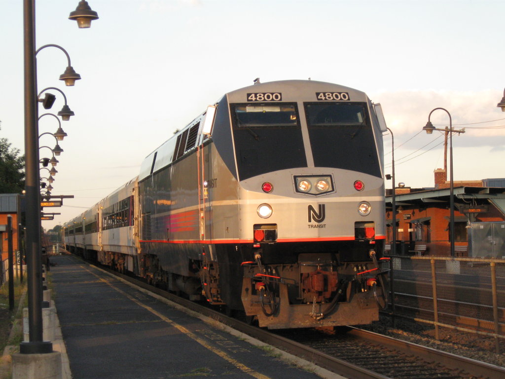 New_Jersey_Transit_GE_P40DC_4800.jpg