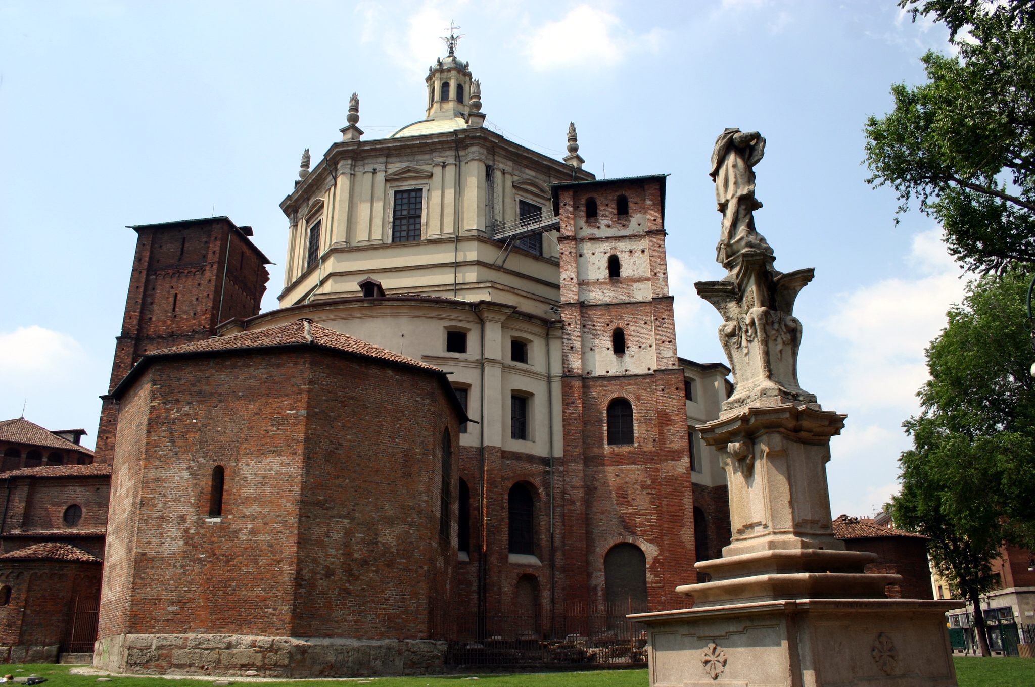 http://upload.wikimedia.org/wikipedia/commons/0/07/1568_-_Milano_-_Absidi_di_san_Lorenzo_-_Foto_Giovanni_Dall%27Orto_-_18-May-2007.jpg