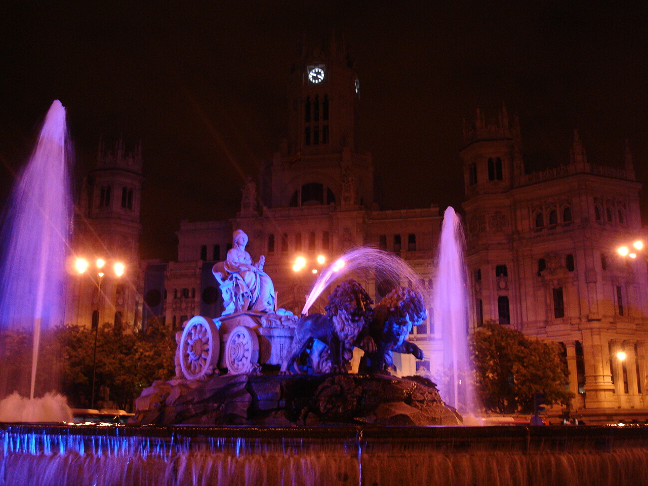 http://upload.wikimedia.org/wikipedia/commons/0/07/Fuente_de_Cibeles_(Madrid)_02.jpg