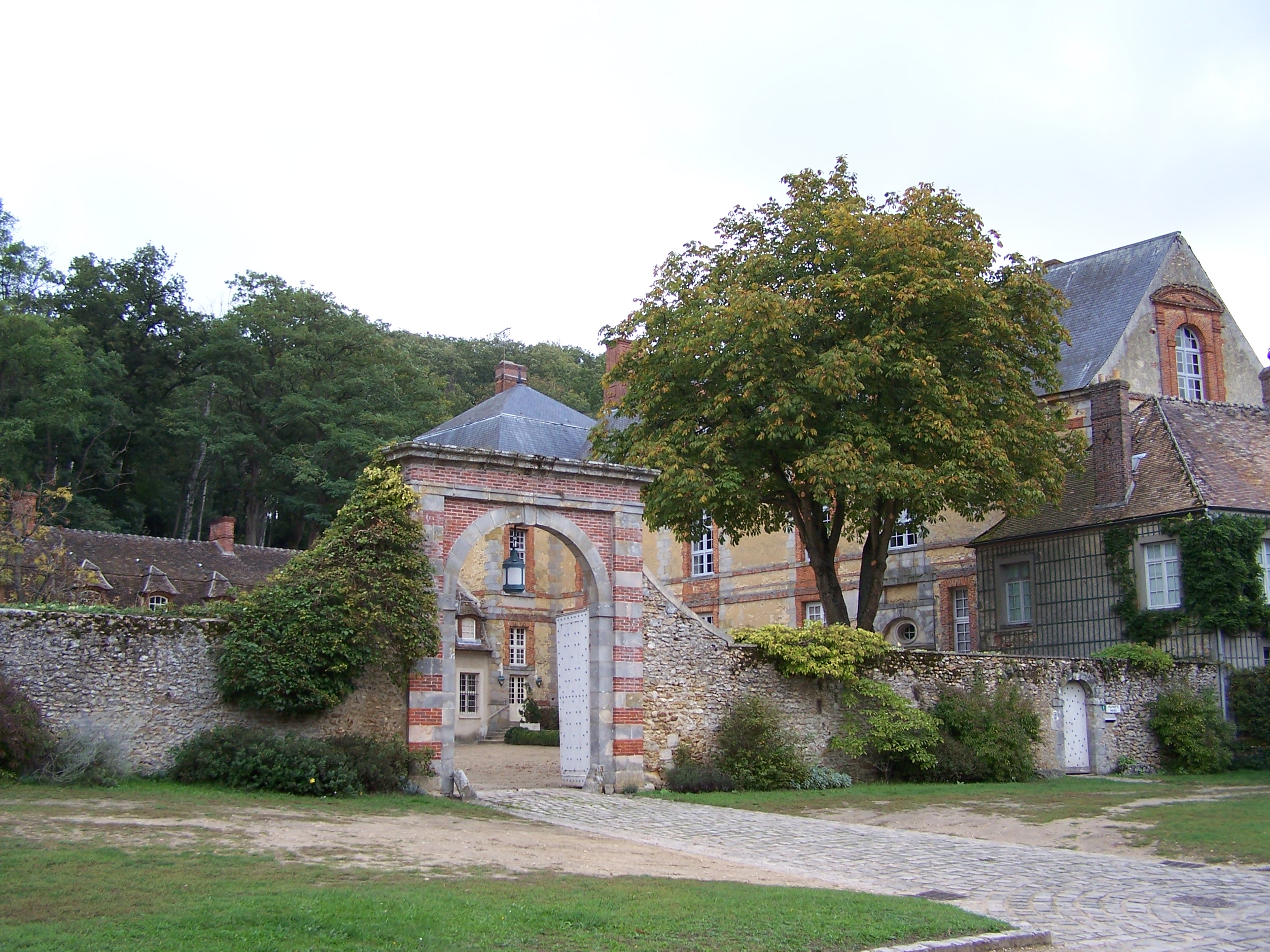 La Celle-les-Bordes Château.JPG