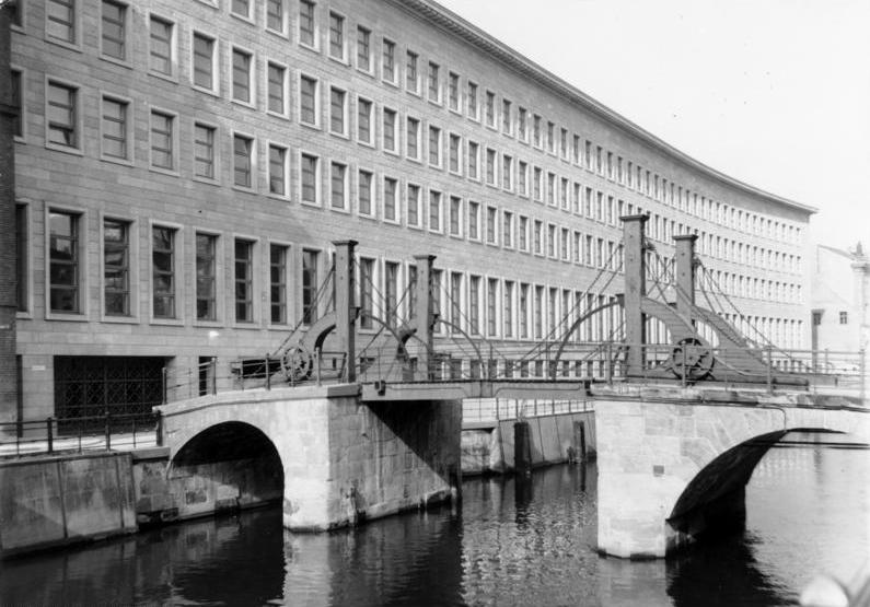 Berlin - Gebäude der Reichsbank und die Jungfernbrücke, Ende der 1930er Jahre, Bundesarchiv B 145 Bild-P018383