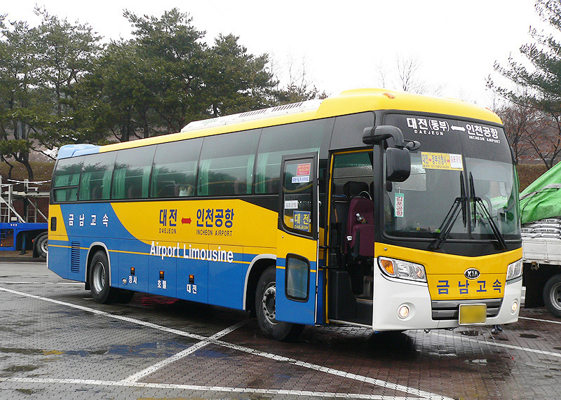 File:KiaBus NewGranbird.jpg