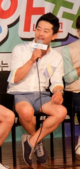 Kim Junho at press conference from acrofan.jpg