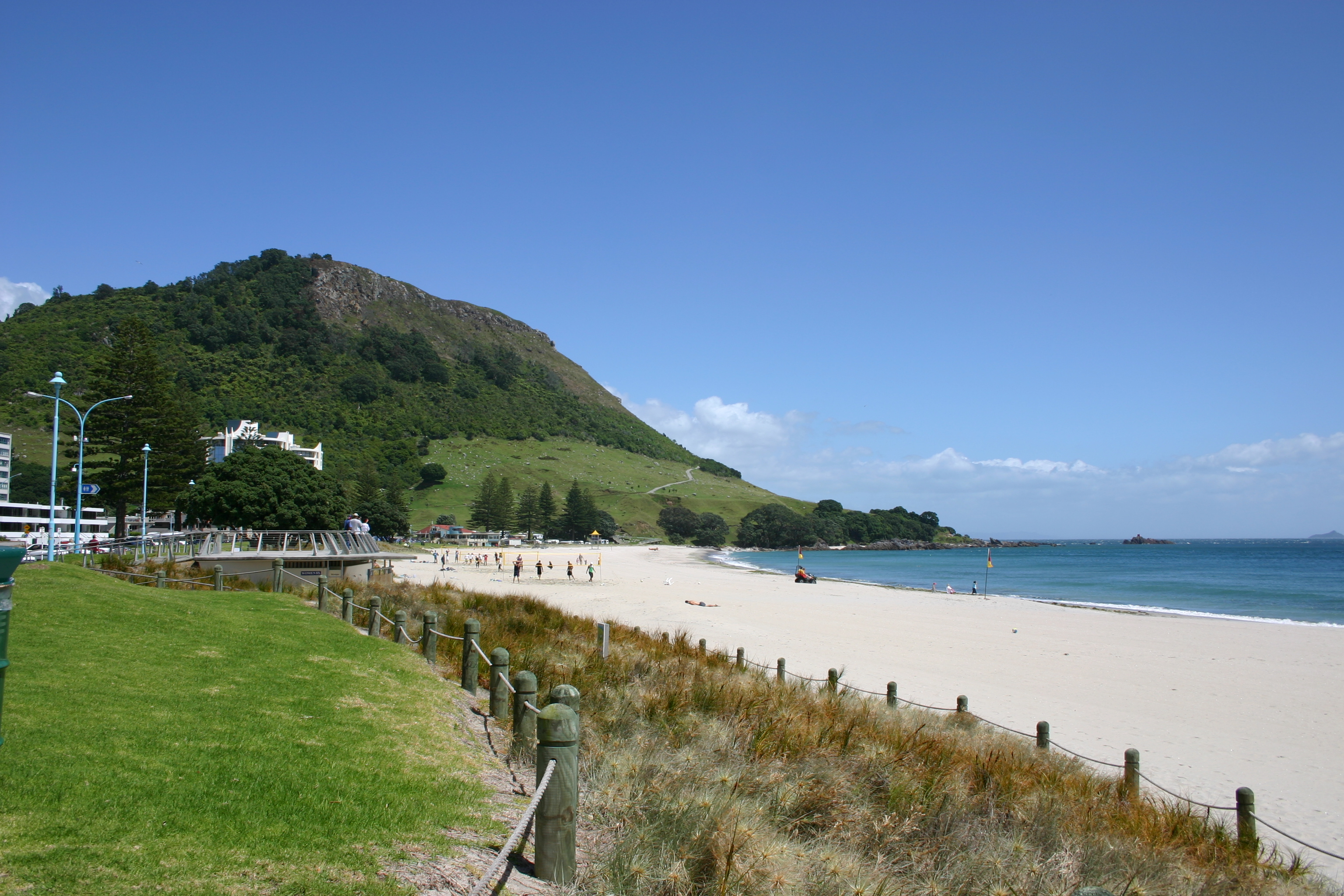 File:Mount Maunganui and beach.jpg - Wikipedia