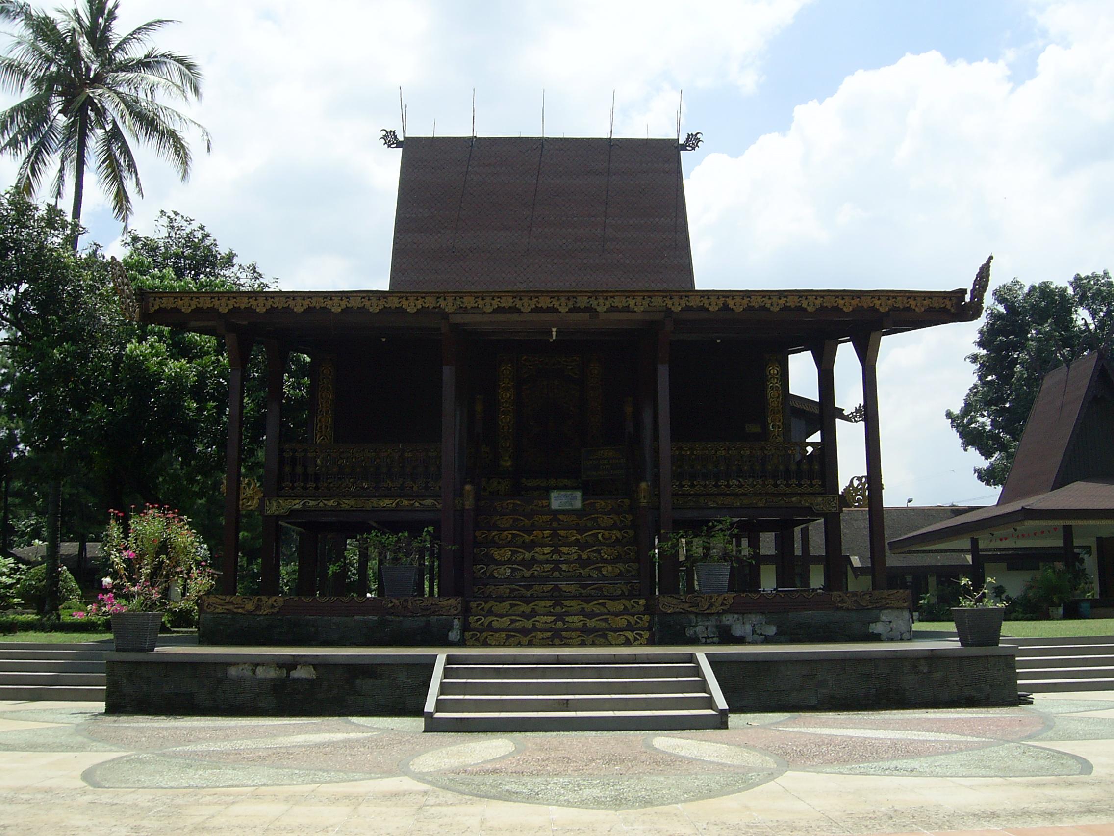 Download this Deskripsi Rumah Bubungan Tinggi Anjungan Kalsel Tmii Jakarta picture