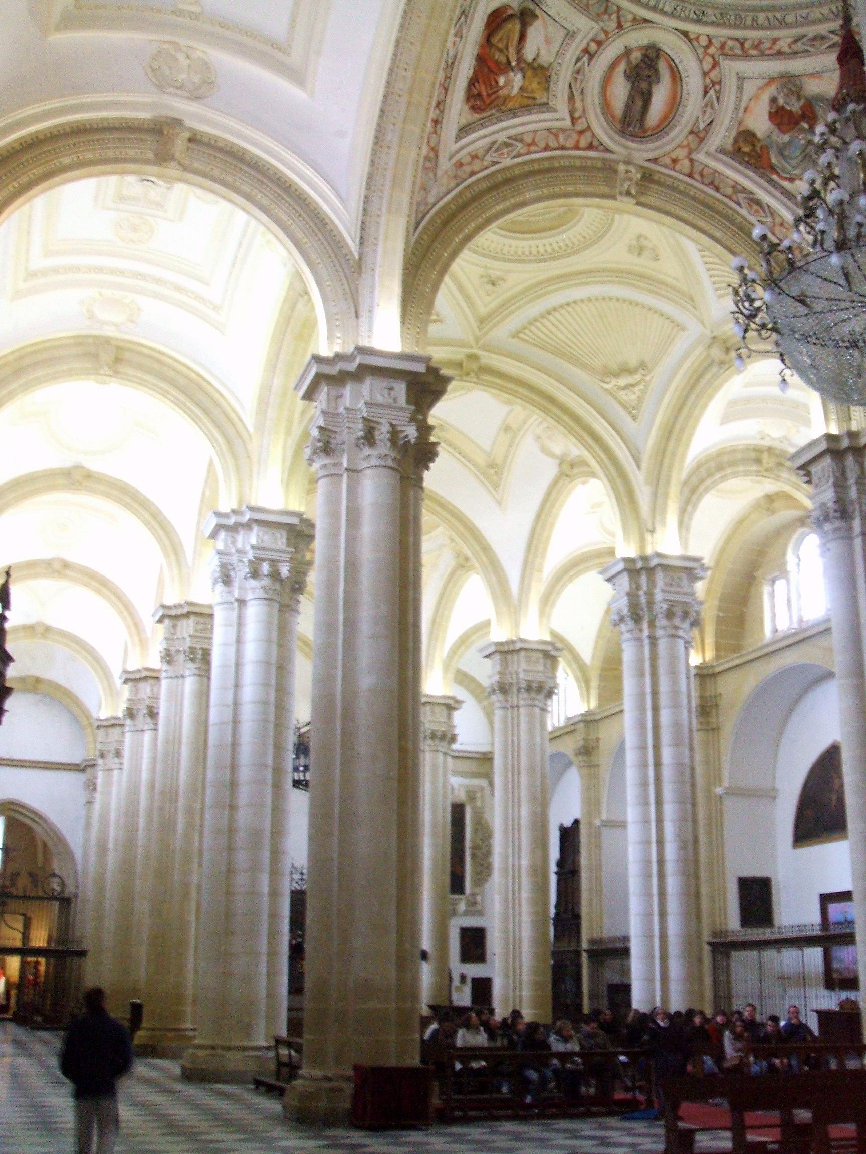 http://upload.wikimedia.org/wikipedia/commons/0/0a/Baeza_-_Catedral%2C_interior_01.jpg