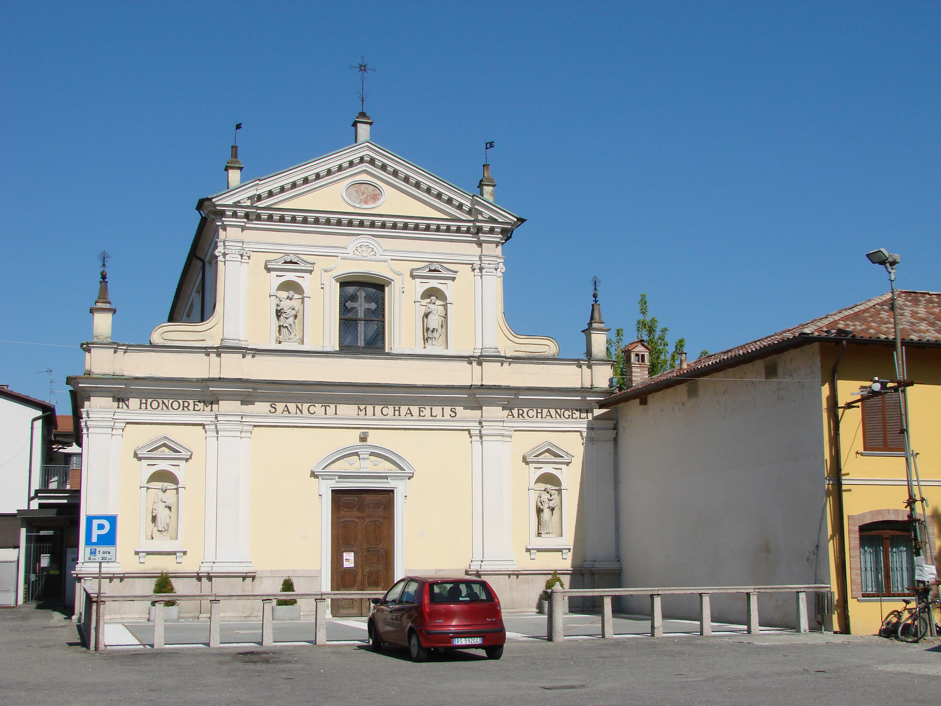 Chiesa di San Michele Arcangelo. Decorazione nel frontone.