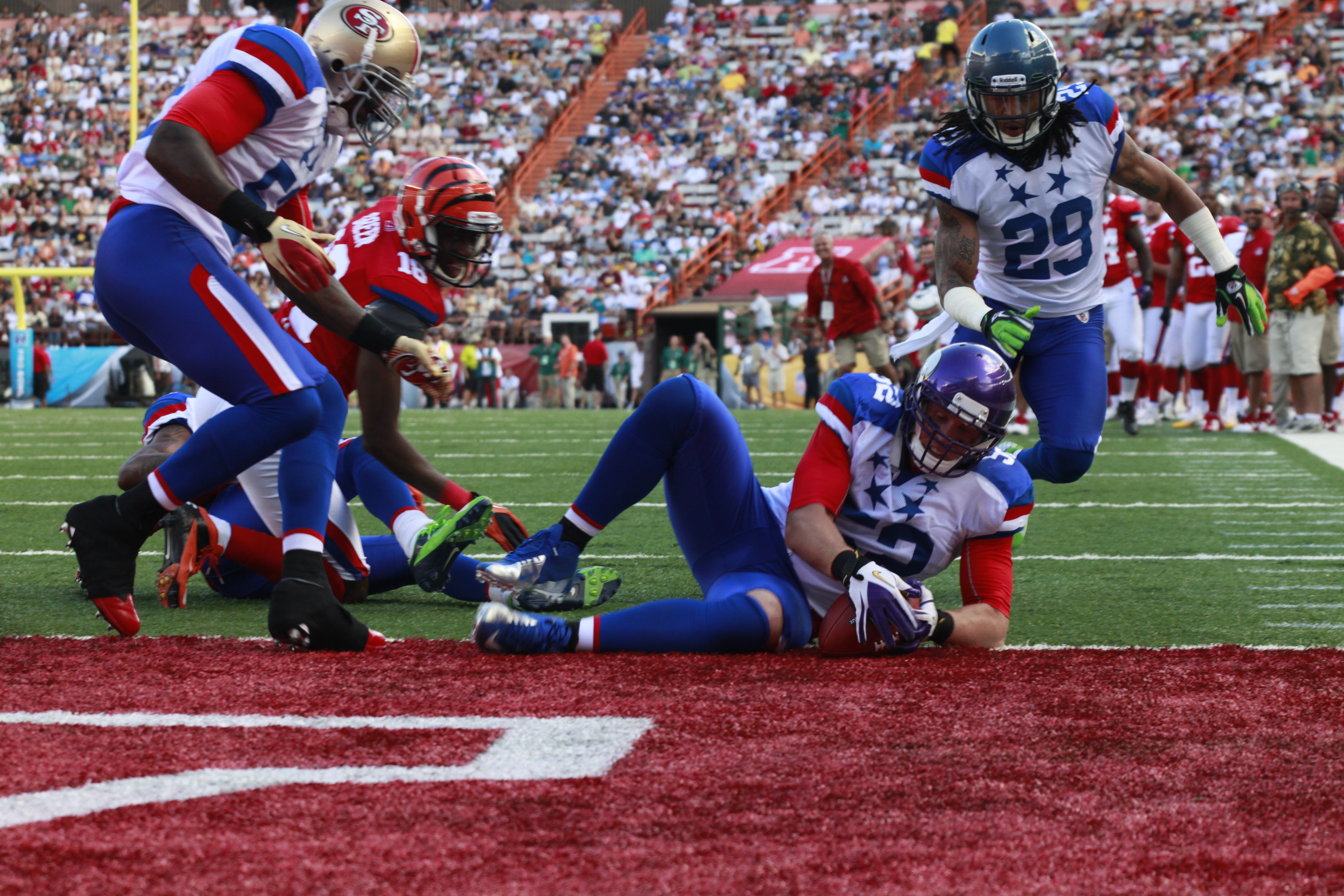 File:Chad Greenway recovers fumble 2012 pro bowl.jpg - Wikimedia.