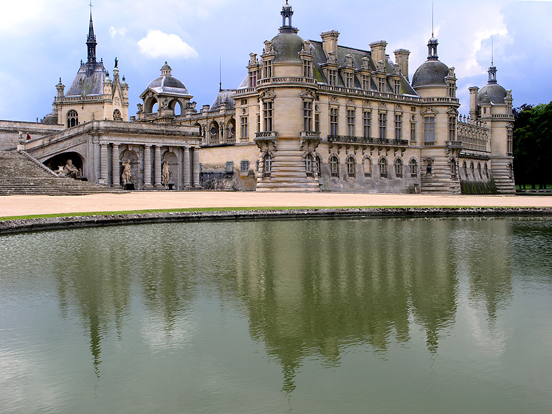 http://upload.wikimedia.org/wikipedia/commons/0/0b/Chateau_de_Chantilly.jpg