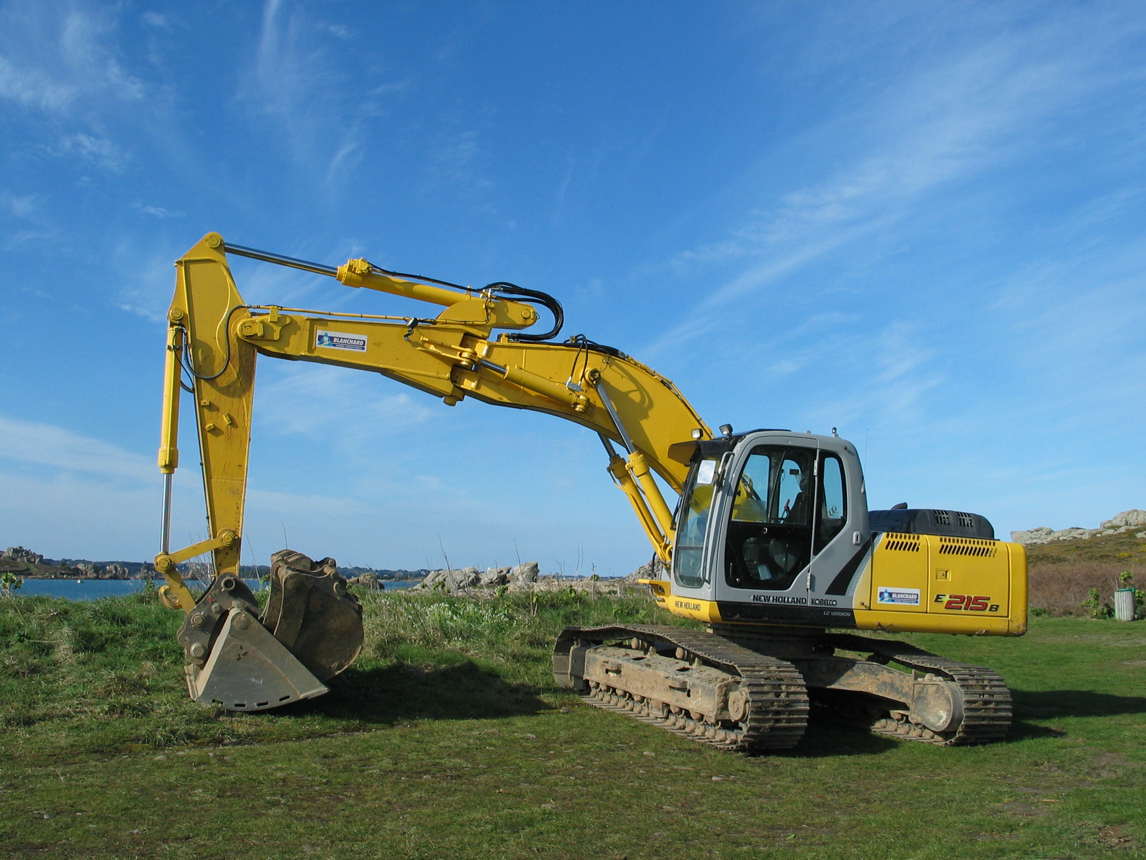 http://upload.wikimedia.org/wikipedia/commons/0/0b/Excavator_in_Brittany_France.JPG