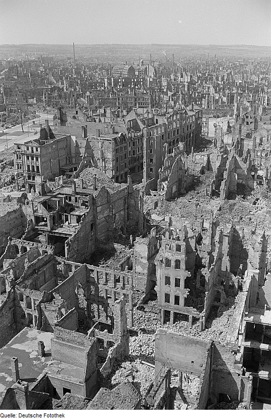 Blick von der Kreuzkirche nach Westen über die kriegszerstörte Innenstadt 1950