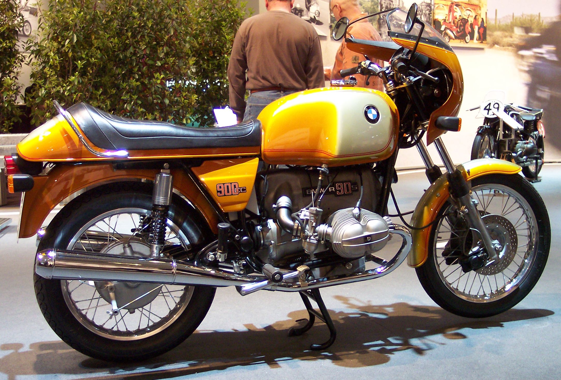 http://upload.wikimedia.org/wikipedia/commons/0/0c/BMW_R90S_gold_1975_r_TCE.jpg