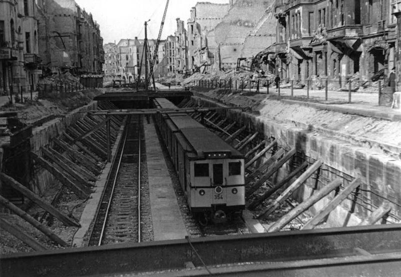 Bundesarchiv Bild 183-H26222, Berlin, U-Bahn in offenem U-Bahnschacht