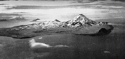 Isla Kanaga; a la derecha el monte Kanaga.