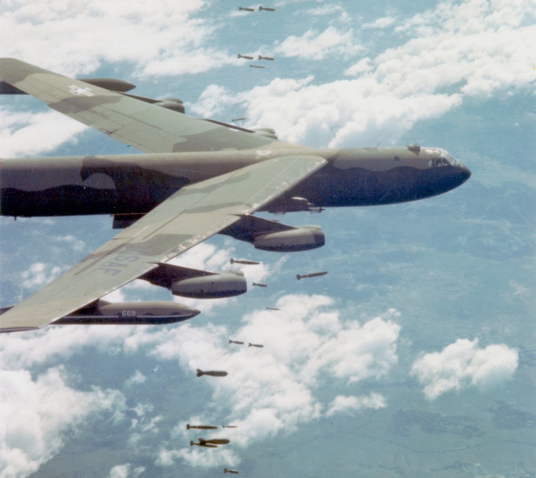 http://upload.wikimedia.org/wikipedia/commons/0/0d/B-52D_dropping_bombs_over_Vietnam.jpg