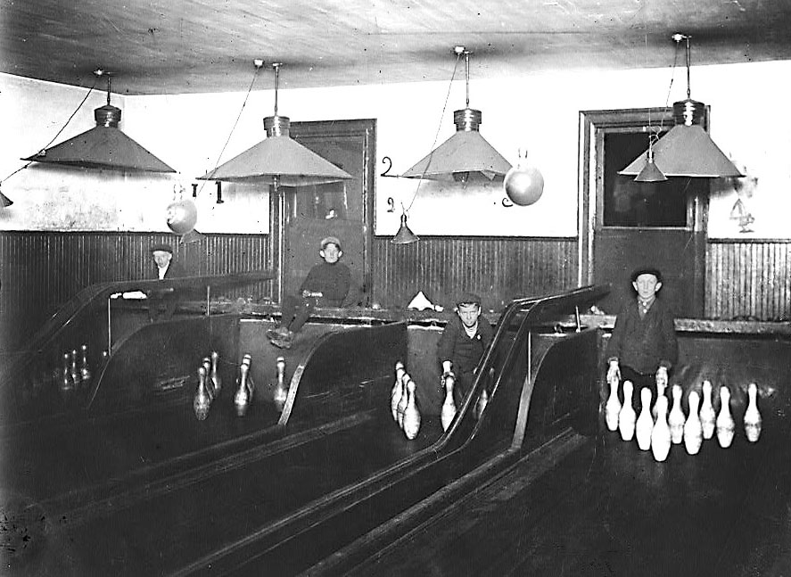 Bowling_alley_1908.jpg