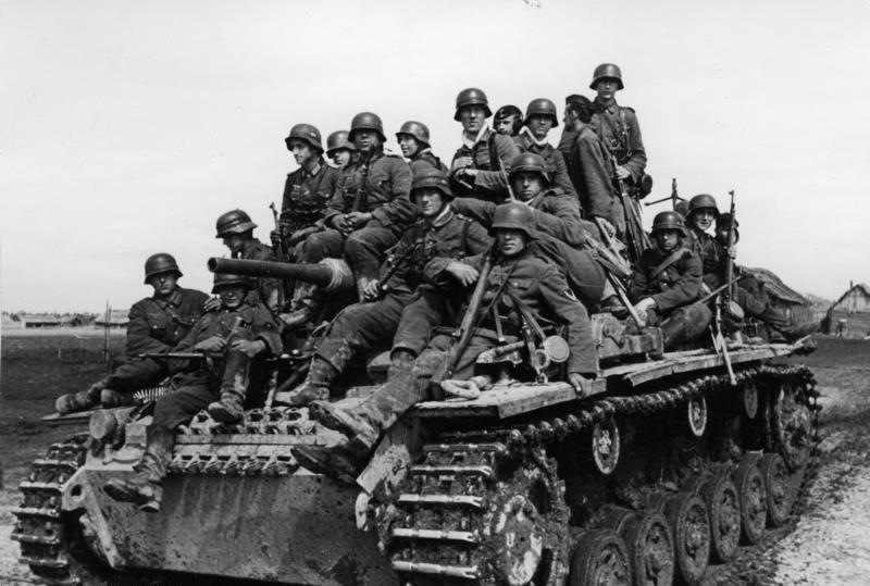 Bundesarchiv_Bild_101I-269-0240-11A%2C_Russland%2C_Panzer_mit_aufgesesssener_Infanterie.jpg