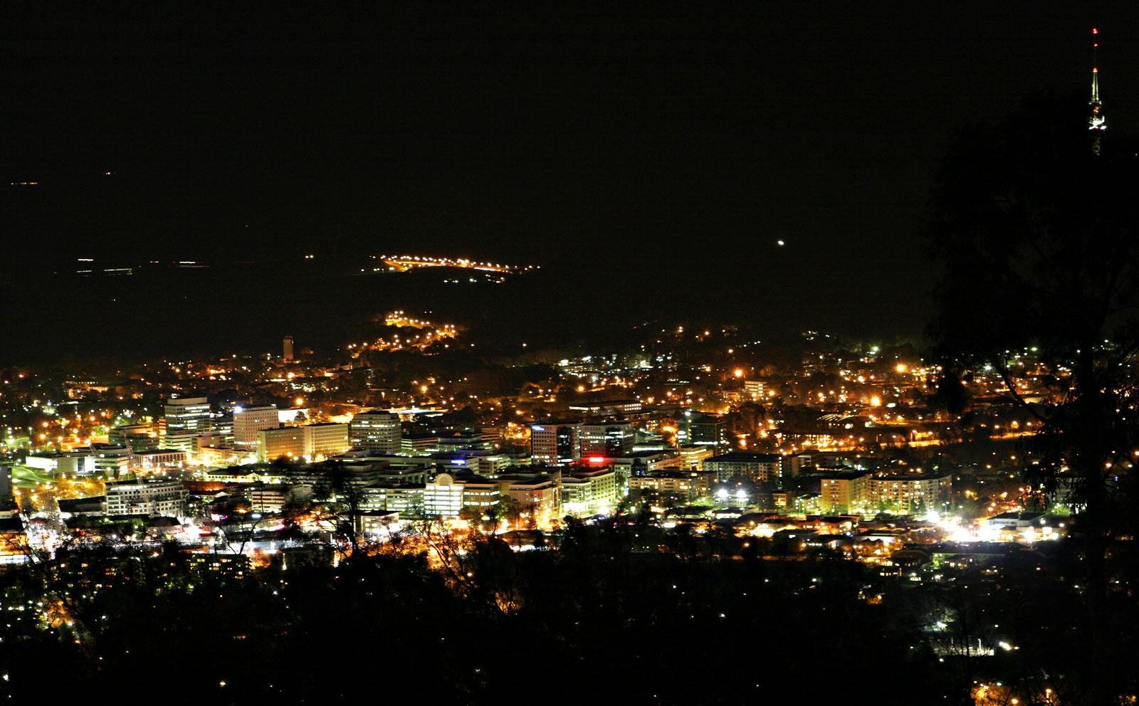 Canberra_city_by_night.jpg
