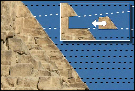 Bloc de revêtement trapézoïdal au sommet de la pyramide de Khéphren