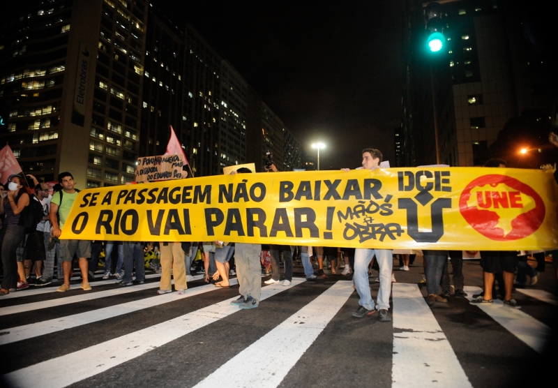 Ficheiro:Protestos no Rio em 2013.jpg
