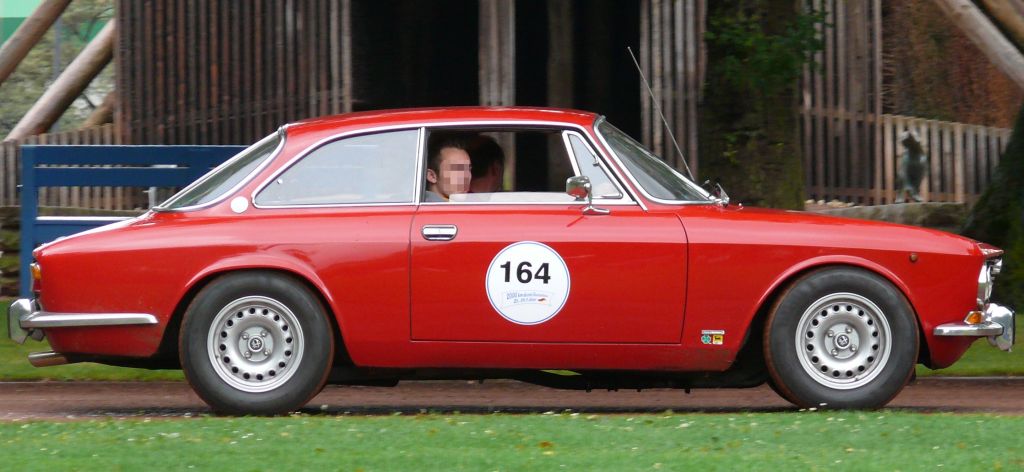 File:Alfa Romeo 2000 GTV Bertone red r.jpg - Wikimedia Commons