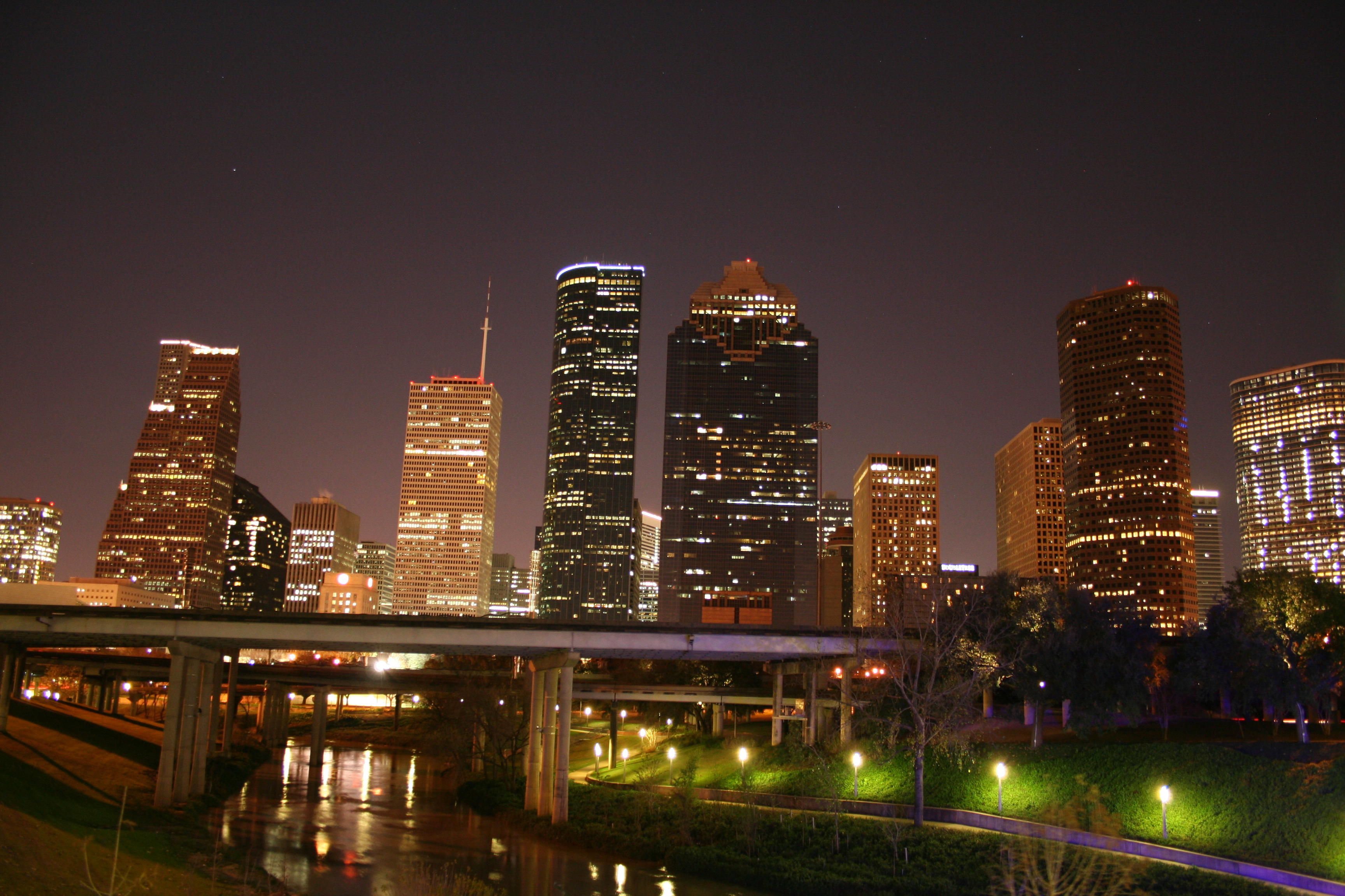 "DosyaDowntown Houston Skyline Night.JPG" Wikipediya Zazaki